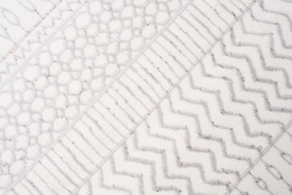 Tapis Juno Moderne Motif Ethnique Moucheté Crème Gris Clair Fin