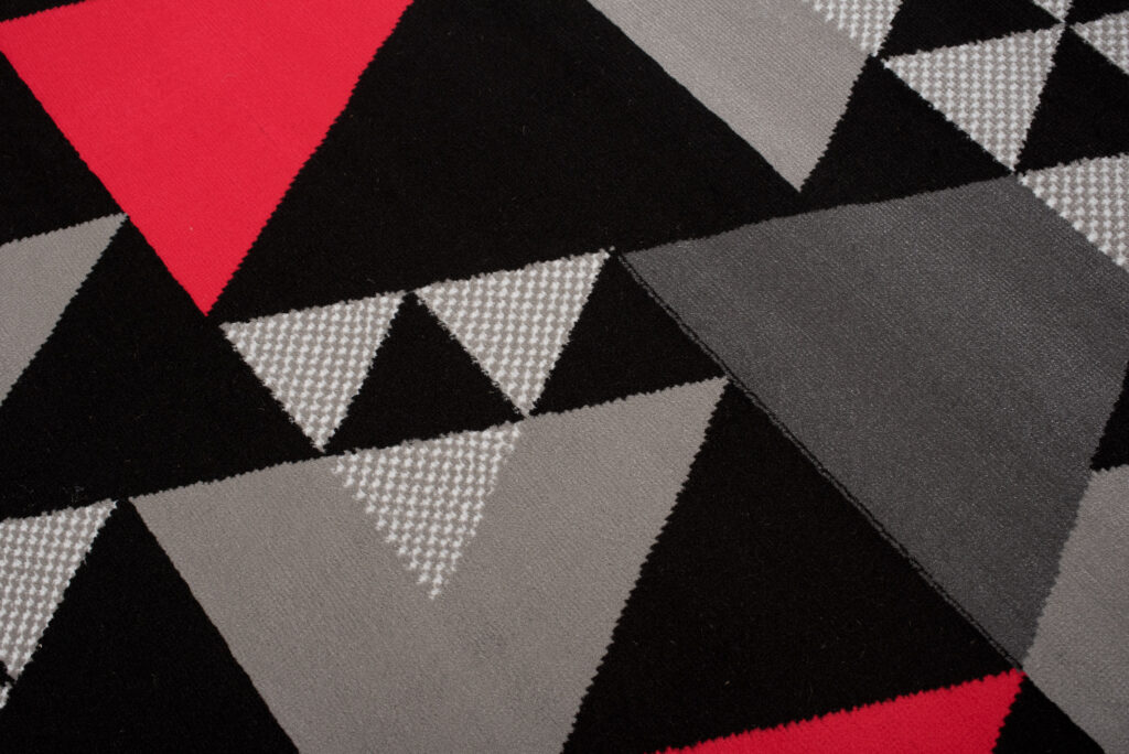 Tapis Maya Gris Rouge Géométrique Triangles
