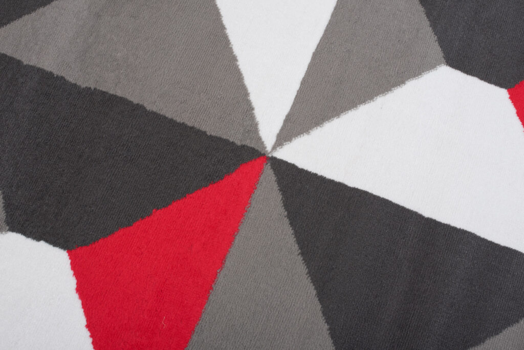 Tapis Maya Gris Rouge Trapèzes Carrés
