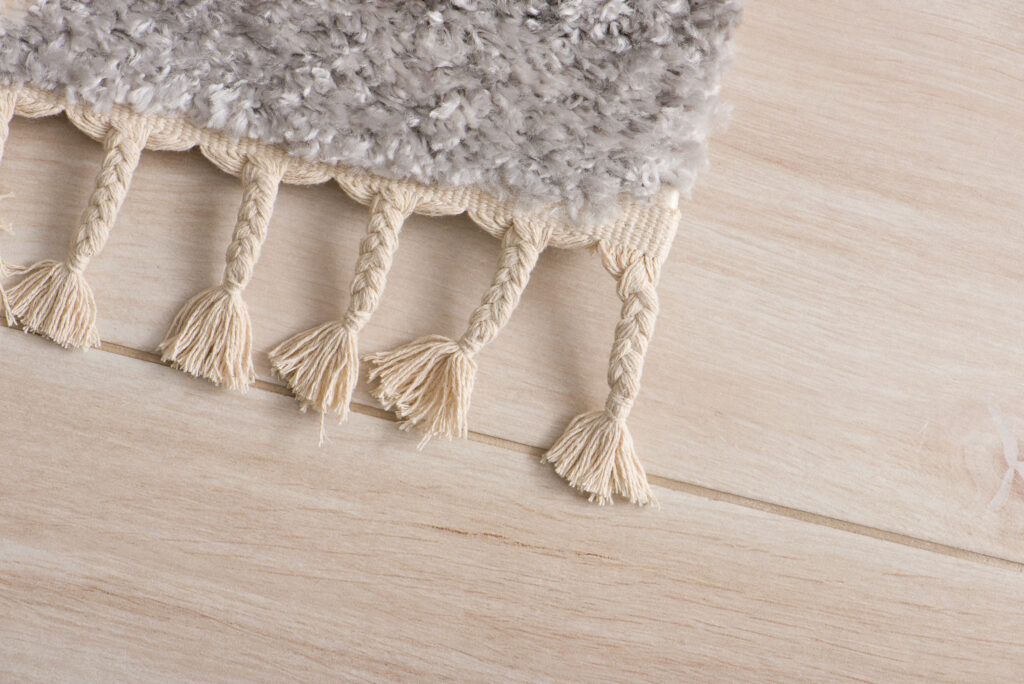 Tapis Versay Gris Crème à Carreaux à Franges