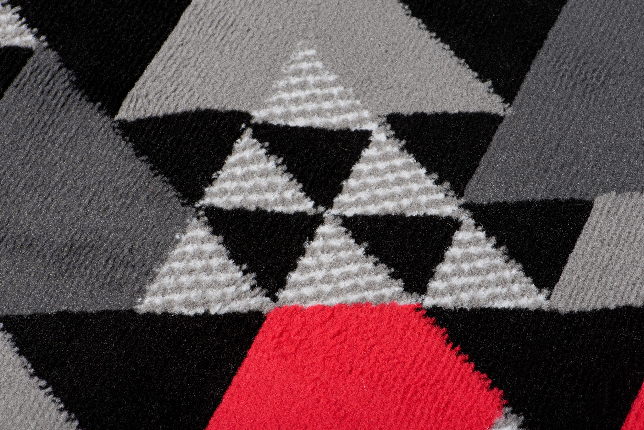 Tapis de Couloir Maya Gris Rouge Géométrique à Triangles
