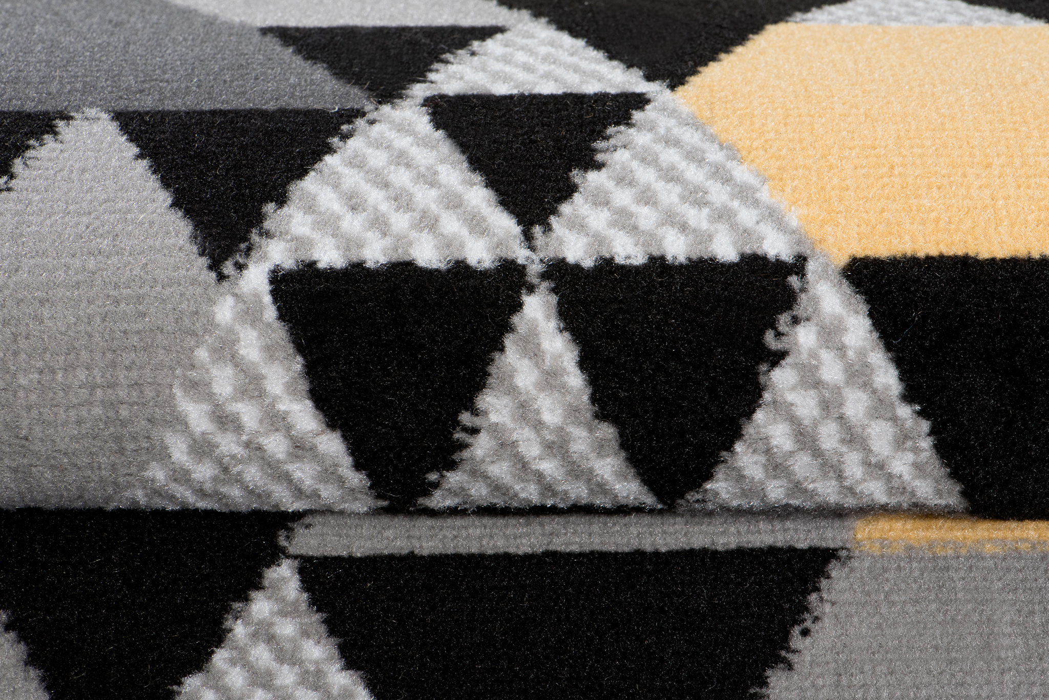 Tapis de Couloir Maya Gris Jaune Géométrique à Triangles